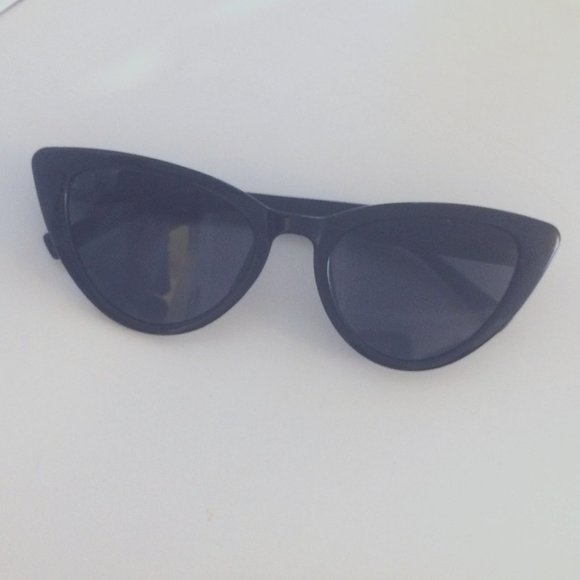 Uniqlo Accessories - Uniqlo cat eye sunglasses (black, one size fits most)